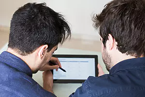 Porównanie SpiceCRM vs. SuiteCRM: migracja danych i koszty Open Source