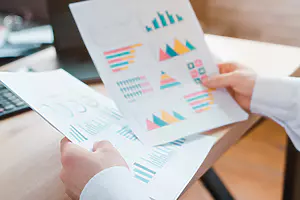 Zaawansowane raporty sprzedażowe w SpiceCRM – jak konstruować współczynniki pipeline, churn i LTV