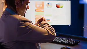 Dashboardy KPI w SpiceCRM: jak czytać dane sprzedażowe i marketingowe zanim zrobi się za późno