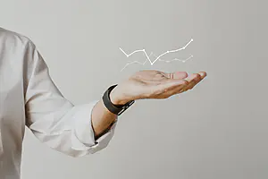 Jak mierzyć ROI z wdrożenia CRM – wskaźniki, które warto śledzić przez pierwsze 12 miesięcy