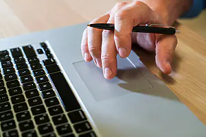 Zarządzanie kontraktami w SpiceCRM: jak zautomatyzować drogę od oferty do podpisania umowy