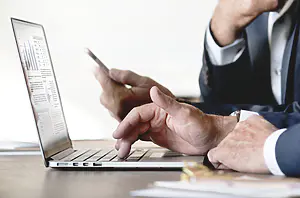 Account-based selling w SpiceCRM: jak prowadzić sprzedaż do dużych klientów korporacyjnych